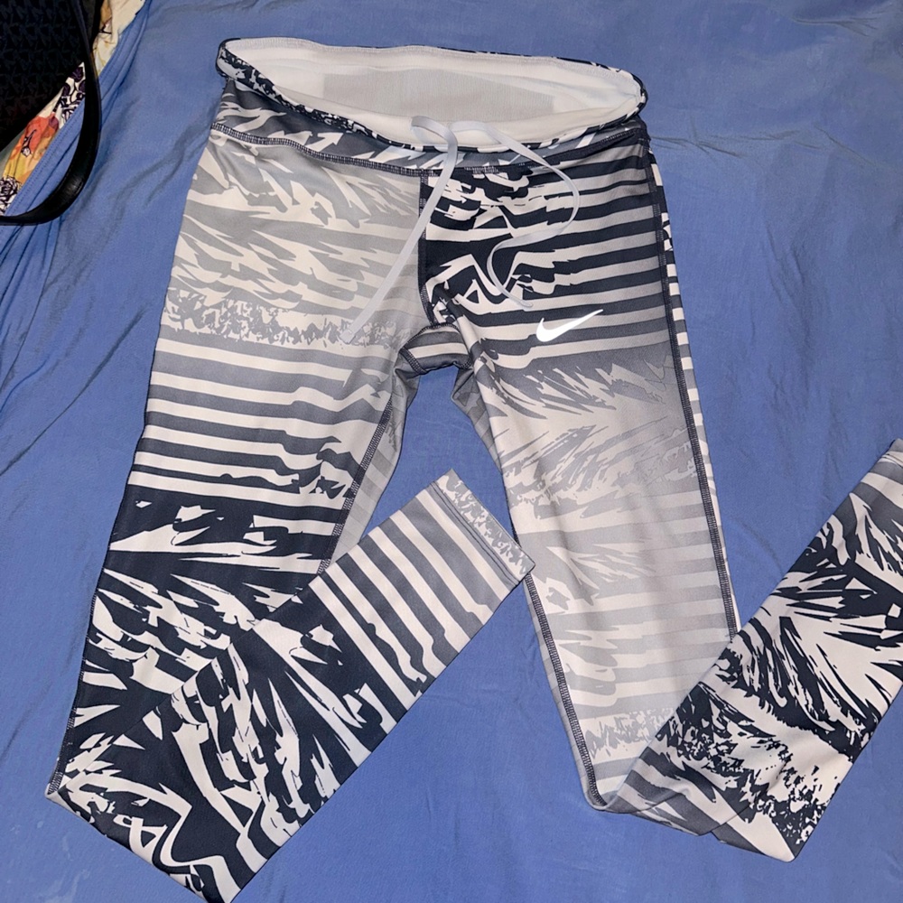 Nike Black and Gray Patterned Leggings
